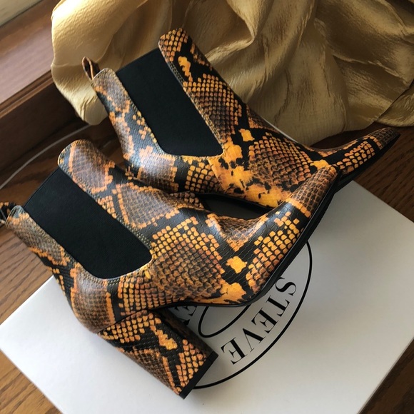 Steve Madden Shoes - NWT STEVE MADDEN SNAKE BOOT